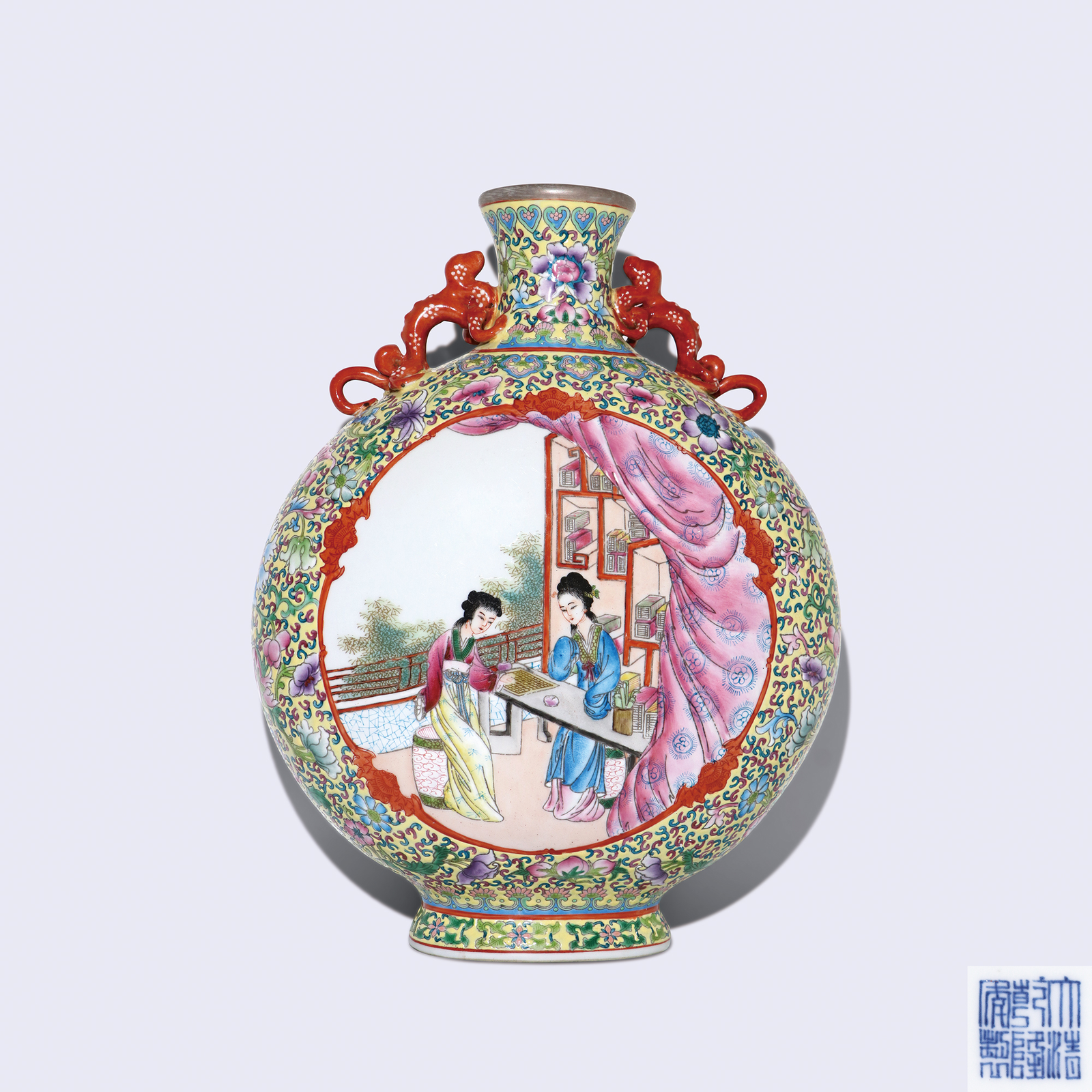 乾隆黃地粉彩開光仕女圖螭龍耳扁瓶｜多禄溙國際拍賣行 傳世臻藏