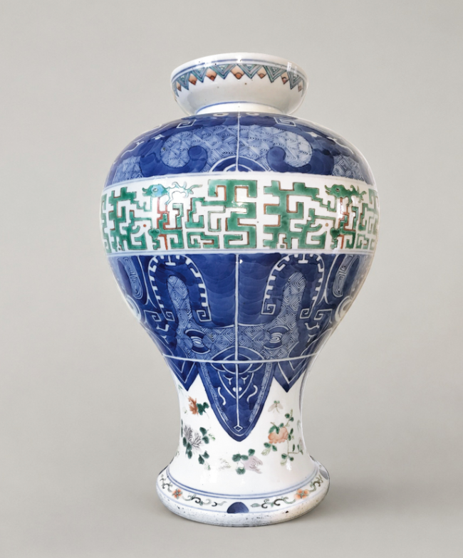  一件青花五彩饕餮紋尊的時代印記—清康熙-青花五彩饕餮紋梅瓶